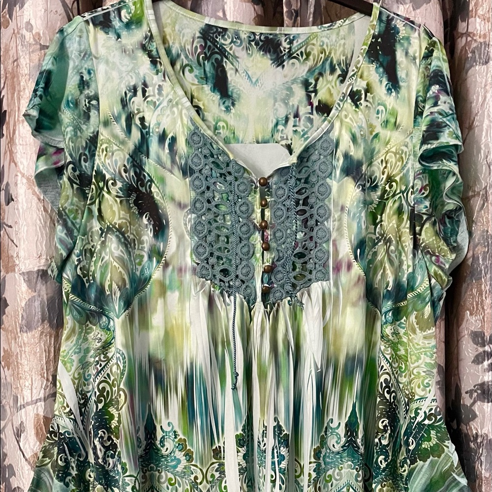 One World Size 2X Greens Short Sleeve Shark Bite Shaped Top Like New Pretty!